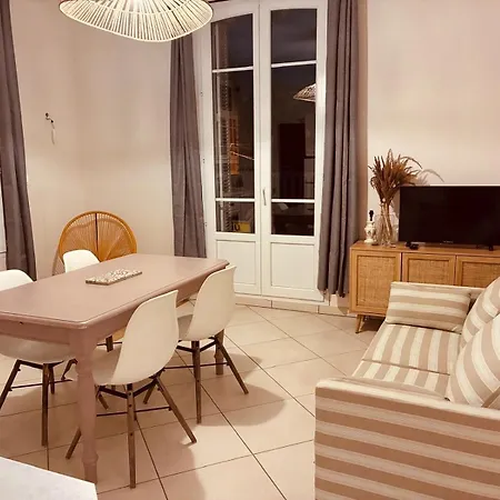 Vue Avec Terrasse Ensoleillee アパート