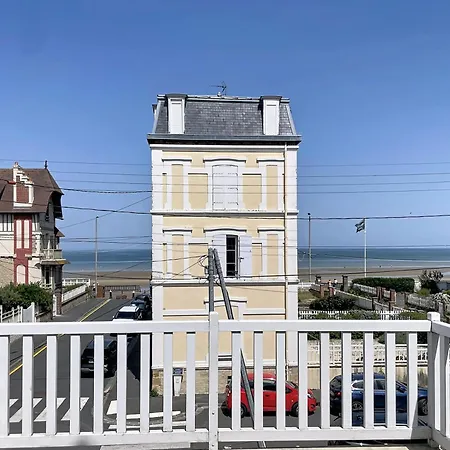 Vue Avec Terrasse Ensoleillee *