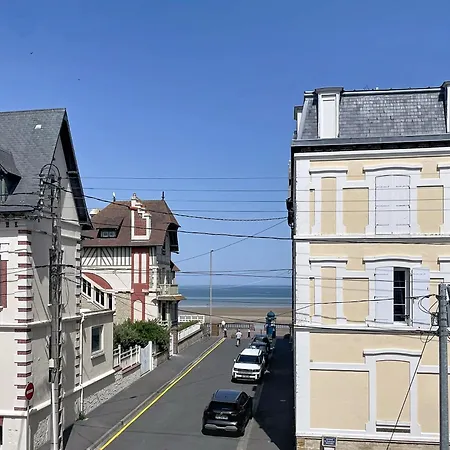 Vue Avec Terrasse Ensoleillee Кабур