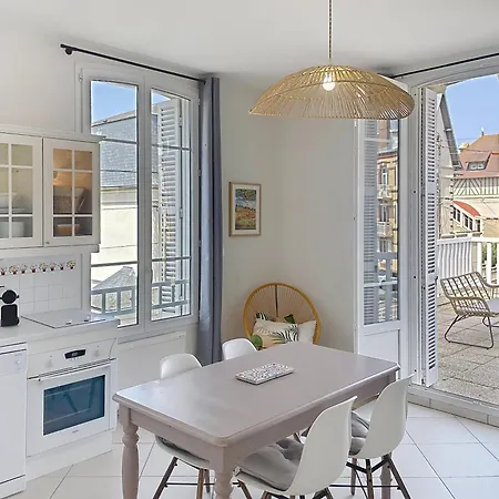 Vue Avec Terrasse Ensoleillee