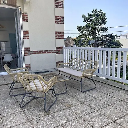 Vue Avec Terrasse Ensoleillee *