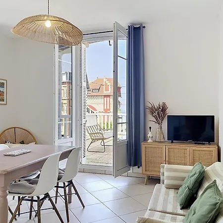 Vue Avec Terrasse Ensoleillee