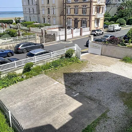 Vue Avec Terrasse Ensoleillee